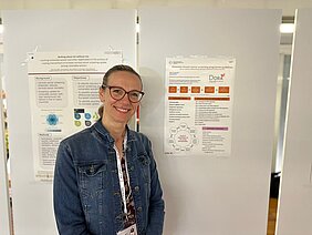 Sodelavka programa DORA Katja Jarm ob predstavljenem plakatu Programskih smernic DORA